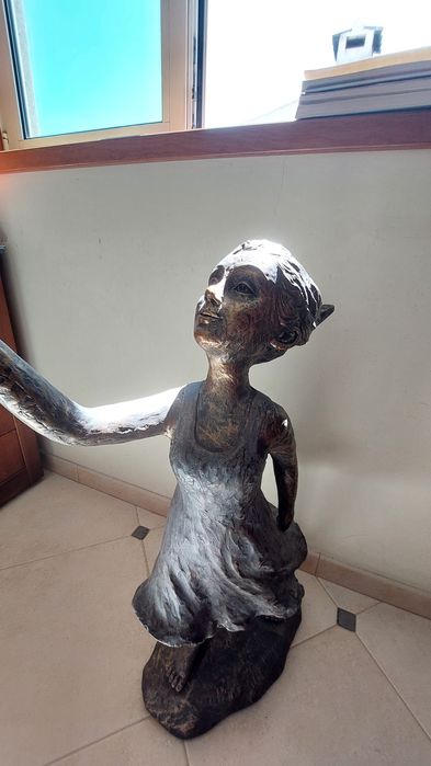Escultura de menina com balão