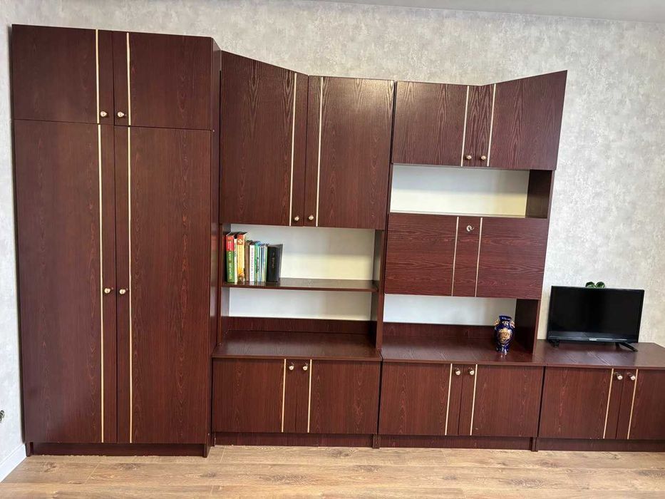 Меблева стінка у вітальню