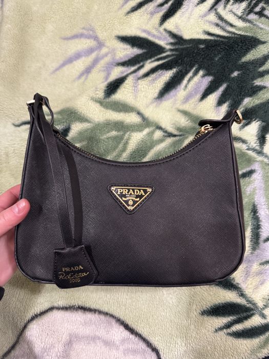 Чорна сумка Prada Re-Edition 2005