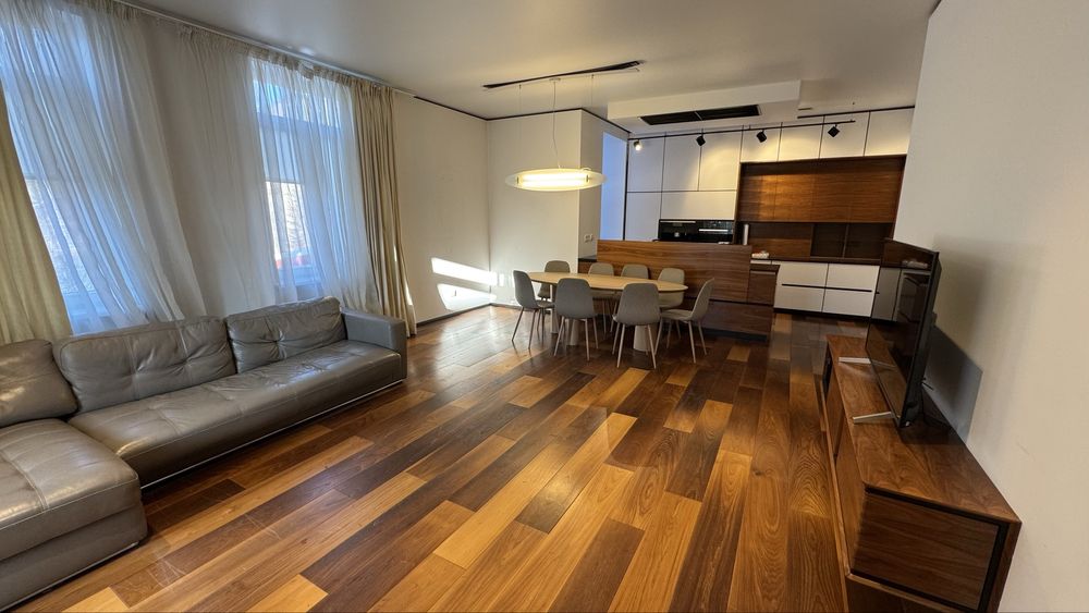 Продаж квартири в будинку по вул. Коновальця 120