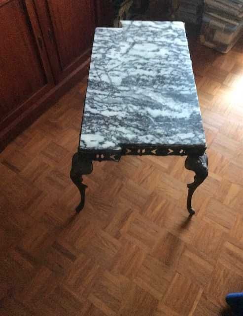 Mesa em ferro forjado com tampo em marmore