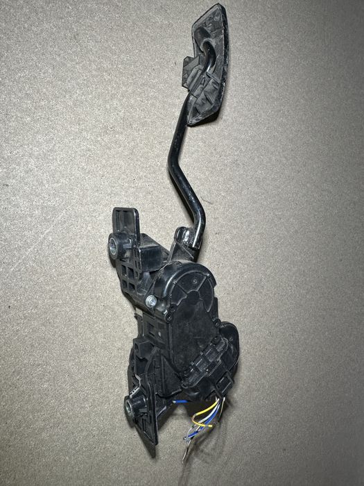 Pedal Mitsubishi L200 Apm30-010