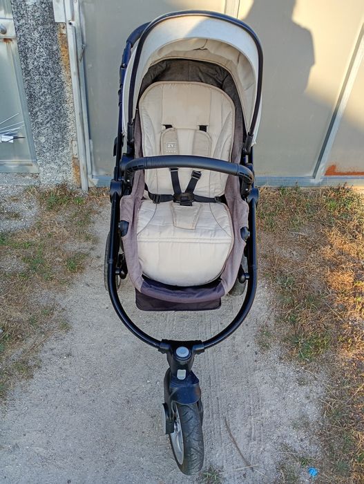 Carrinho de passeio da Zippy em muito bom estado.