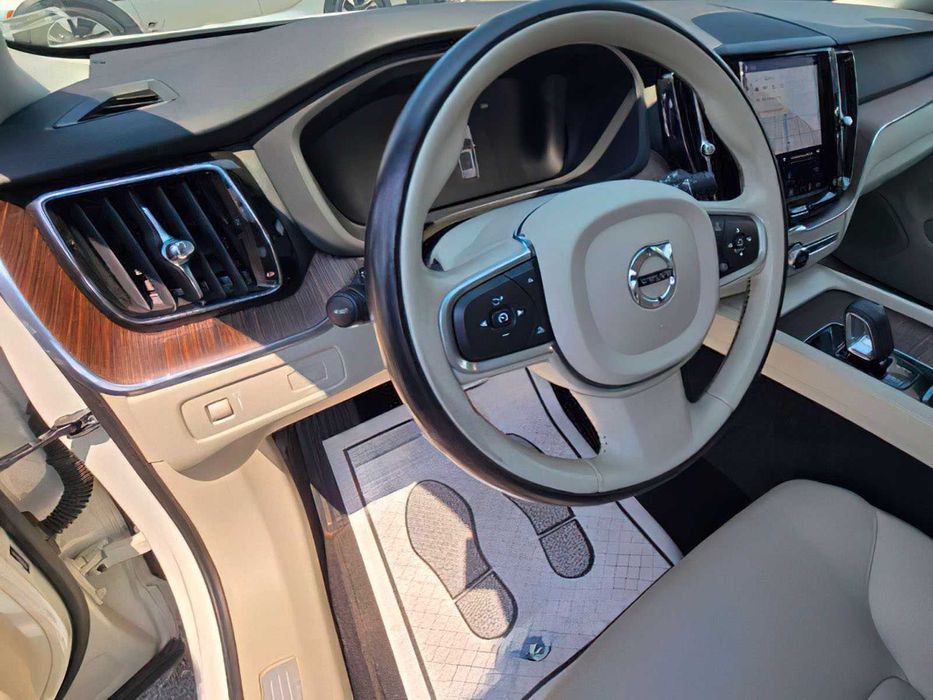 Volvo XC60 B5 Momentum      2022