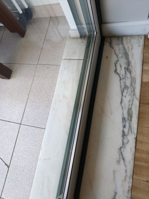 Caixilhos em alumínio de vidro duplo