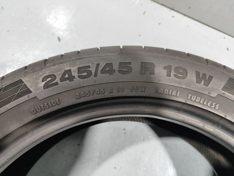2 pneus semi novos 245-45R19 Continental - Oferta dos Portes