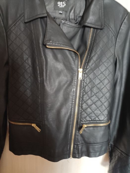 Куртка из зам. кожи, чёрного цвета.