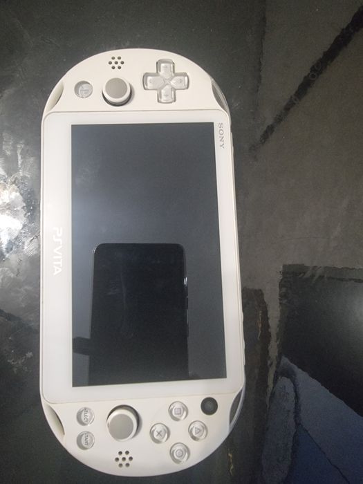 Ps vita 2000 +64 гб +8 гб.