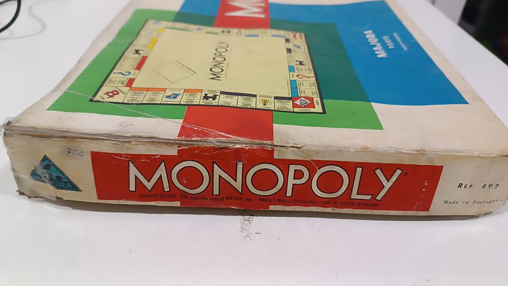 Jogo de tabuleiro Monopólio em muito bom estado.