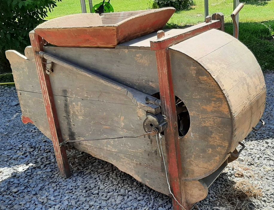 Zabytkowy młynek do zboża - wialnia