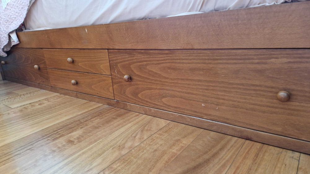 cama de solteiro de madeira maciça com arrumação e colchão