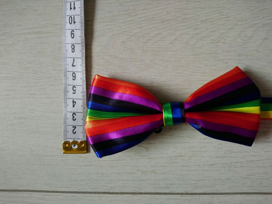 Метелик бабочка різнокольоровий