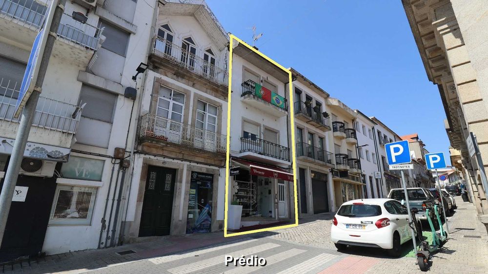 Prédio em excelente estado com três frações bem arrendadas.
