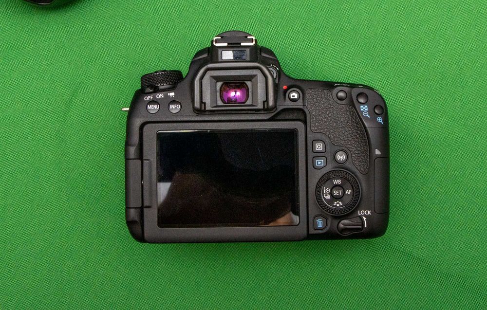 Máquina Fotográfica Reflex CANON EOS 77D + 18-135mm + 24mm