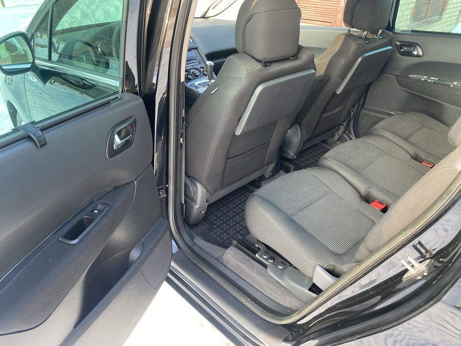 Автомобіль peugeot 5008