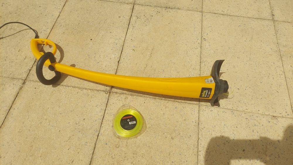 Aparador de relva com rolo de fio suplementar