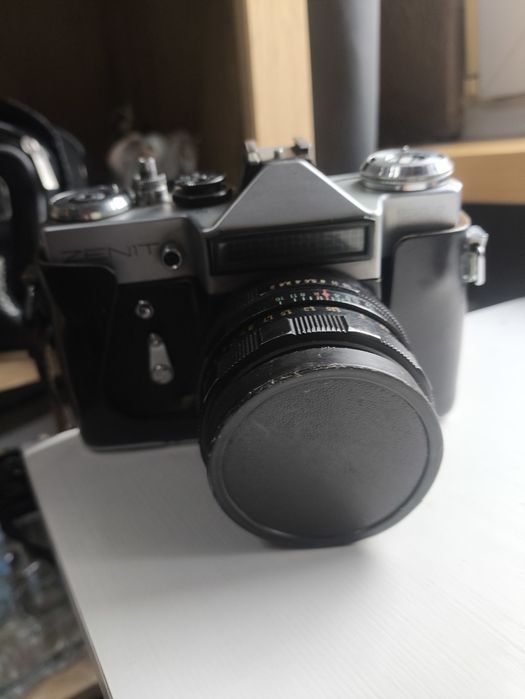 Aparat fotograficzny analogowy Zenith EM / Helios 44 M.