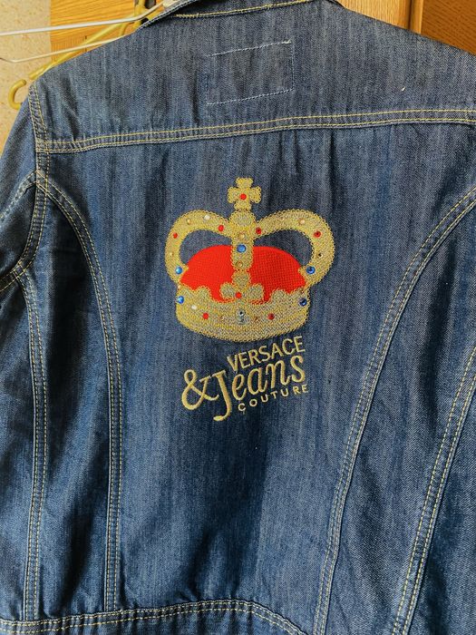 джинсова куртка від бренду Versace Jeans Couture.