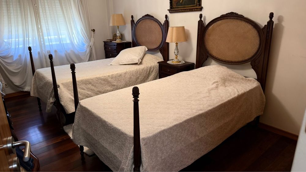 Conjunto de quarto com duas camas solteiro.