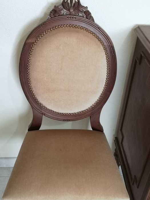 Mobília de quarto (cama, cómoda, mesas de cabeceira e cadeira)