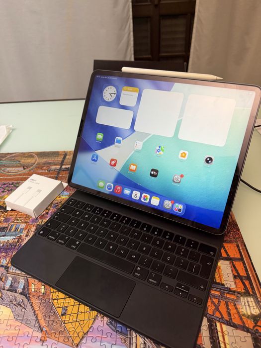 iPad Pro 12.9” 3rd Gen 64GB + Extras