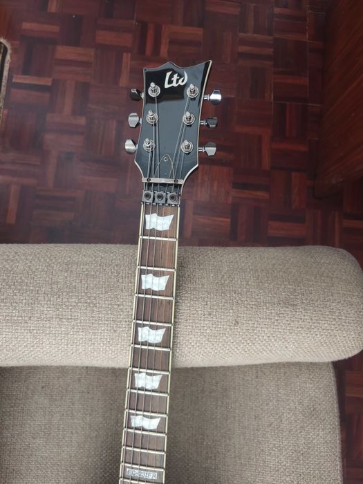 ESP LTD EC-331FR Black (Com Floyd Rose e Captadores Ativos)