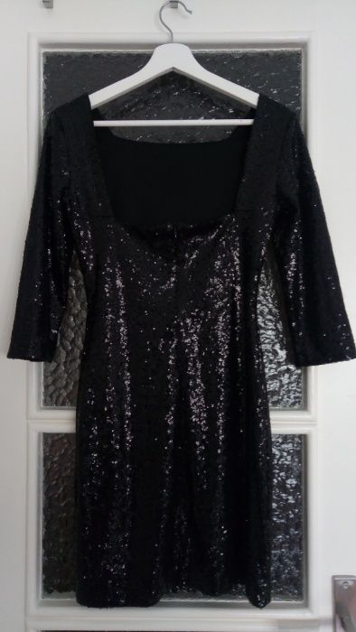 Vestido de lantejolas pretas_com costas decotadas