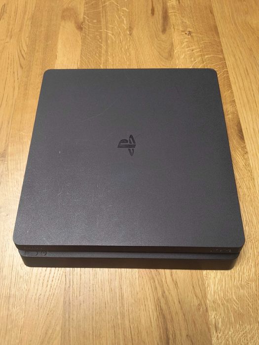 Playstation 4 + 2 pady +  6 gier