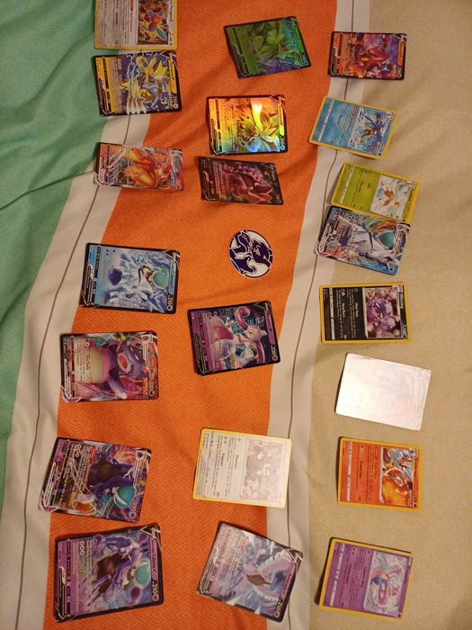 Lote 80+ Cartas Pokémon (V, VMAX, VSTAR) + Lata Fusion Strike
