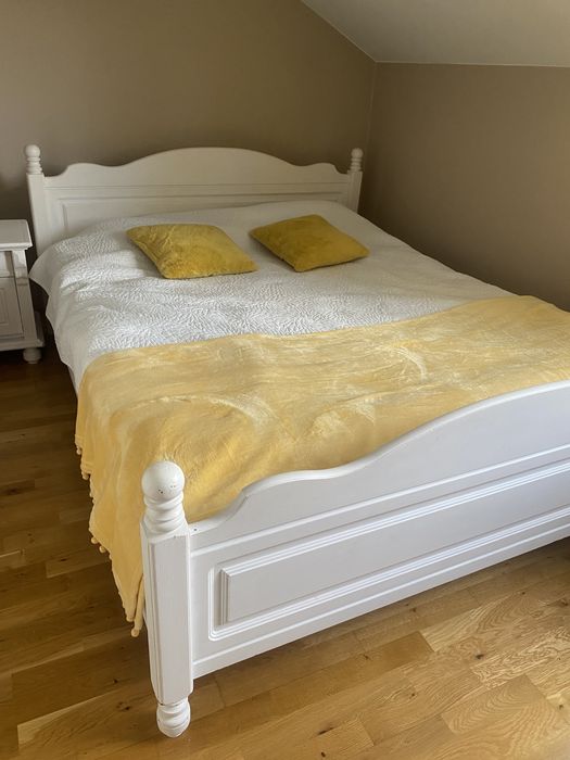 Komplet drewnianych mebli do sypialni