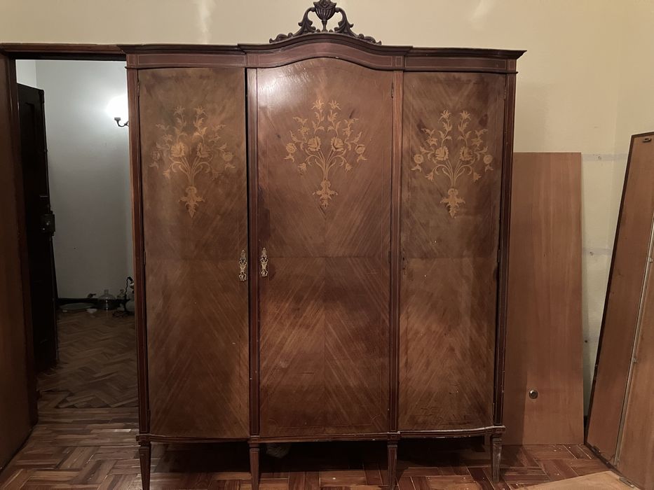 Armário roupeiro vintage em madeira desmontado