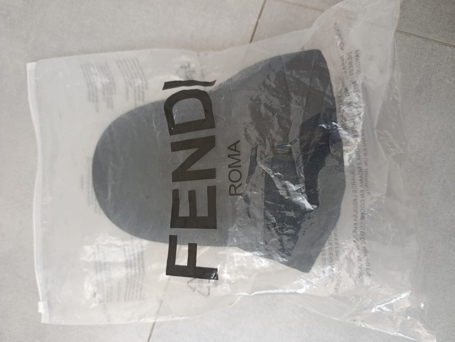 Boné FENDI com etiqueta