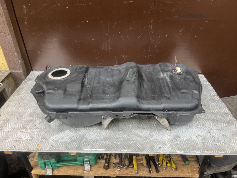 Бак бензобак тойота исис toyota isis platana год 06