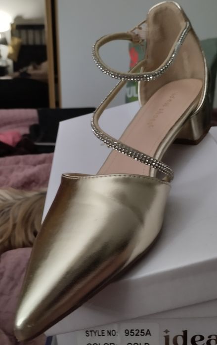 Sandálias razas douradas