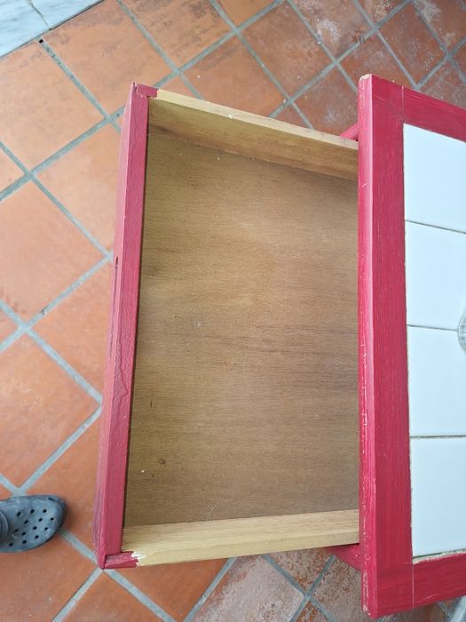 Mesa decorativa com bastante arrumação