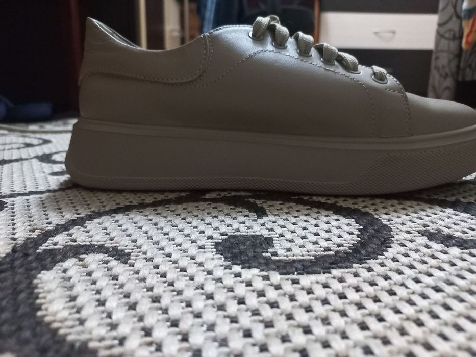 Шкіряні кросівки