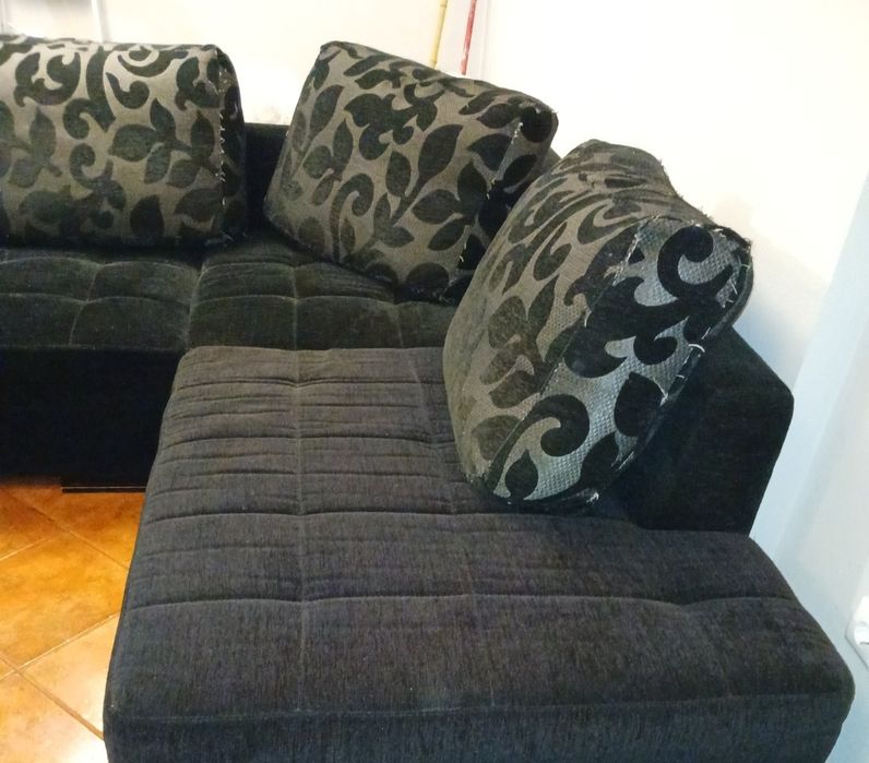 Vende sofá chaise longue com 2 pufs e mesa de centro com 4 pufs.