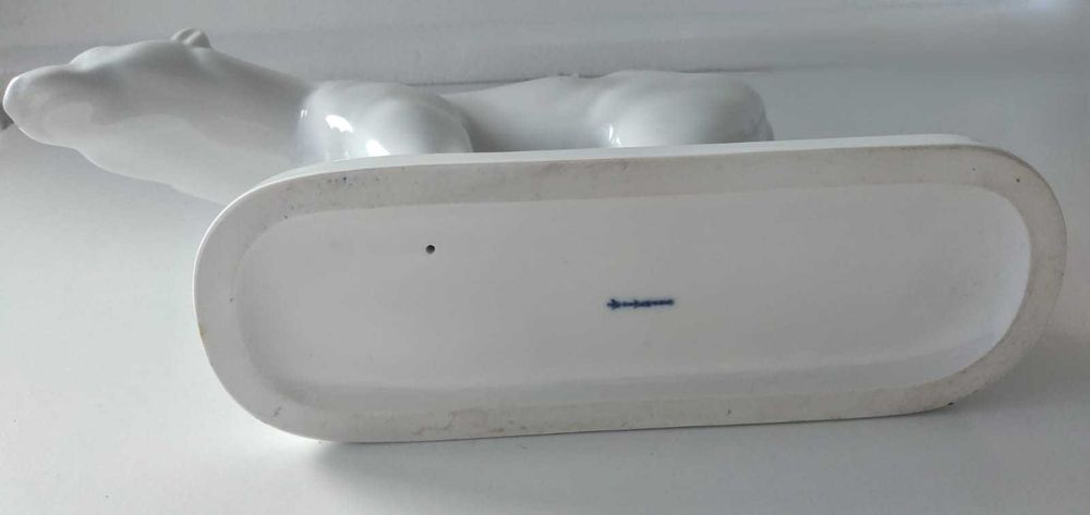 Esplendorosa Escultura de Urso, KPM Berlin, marcada, Blanc de Chine