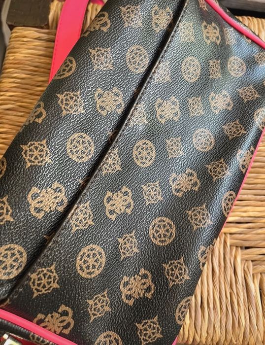 Mala Guess com logo e G e alça a rosa fúcsia