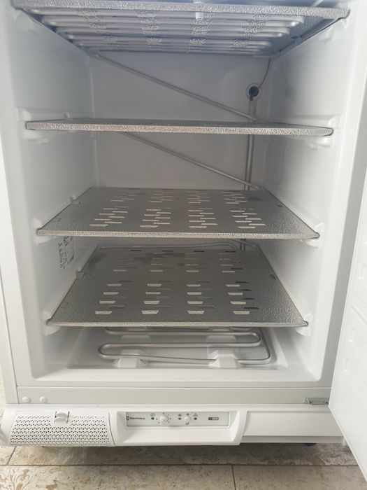 Mała Zamrażarka Electrolux LYB2AE82S