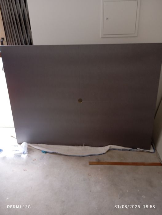 Suporte de televisão de sala,de madeira MDF lacado. Em bom estado,como