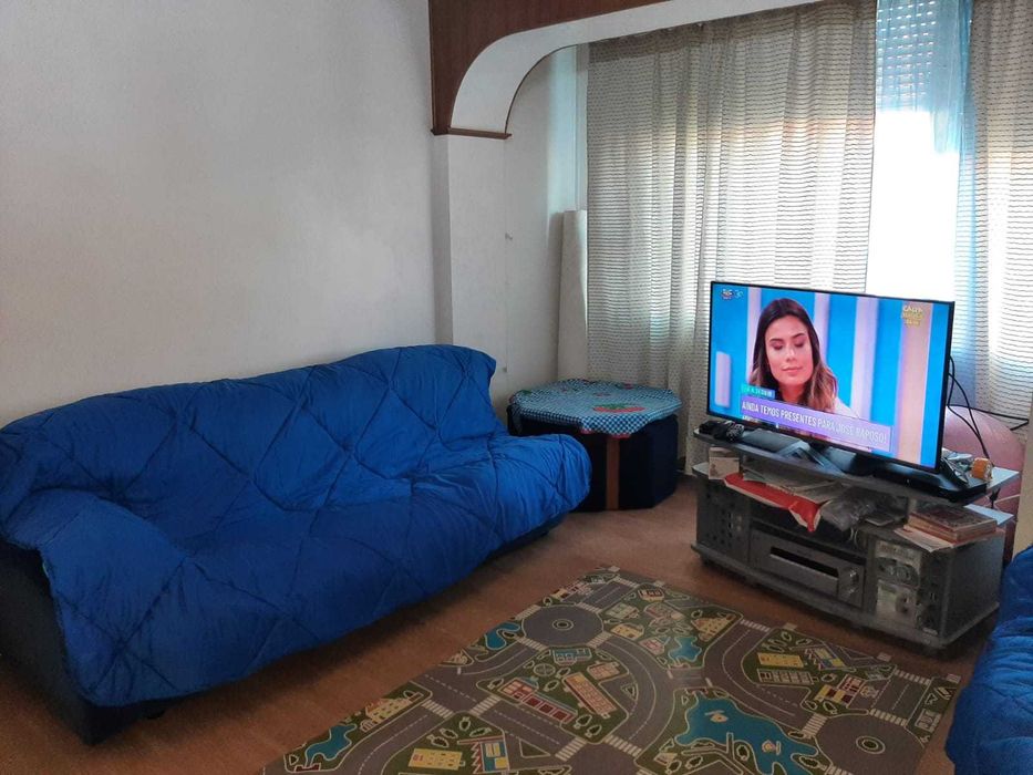 Sofá de Canto 8 lugares + Mesa 4 bancos encaixados. "Bom Negócio"