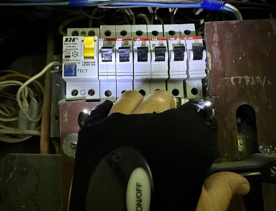 Рукавичка з підсвічуванням Atomic Beam Hand-Free Right Black.