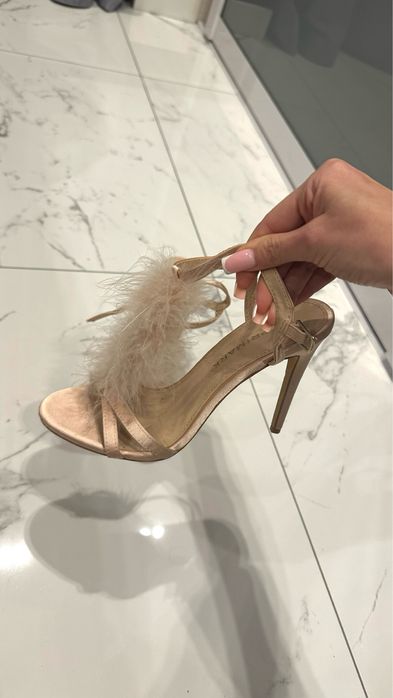 Босоножки с перьями