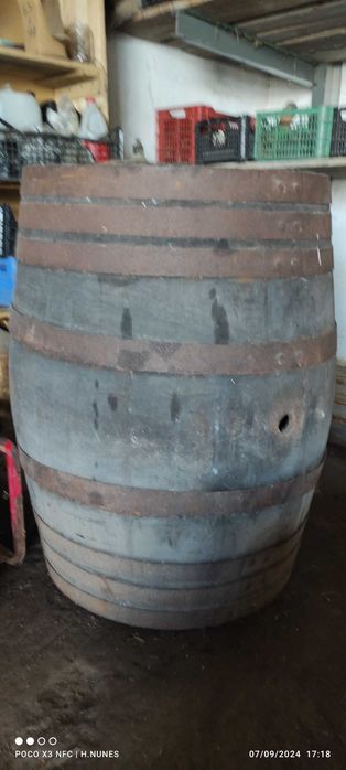 Barril / pipa de madeira usada