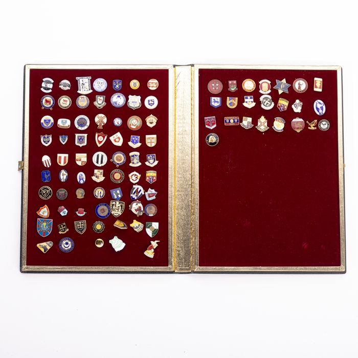 Colecionismo desportivo - Colecção de pins emblemas e crachás - 80