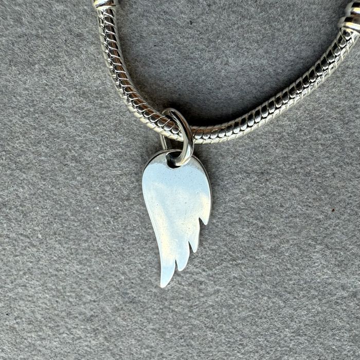 Charms Pandora „Angel Wing” symbol opieki i ochrony