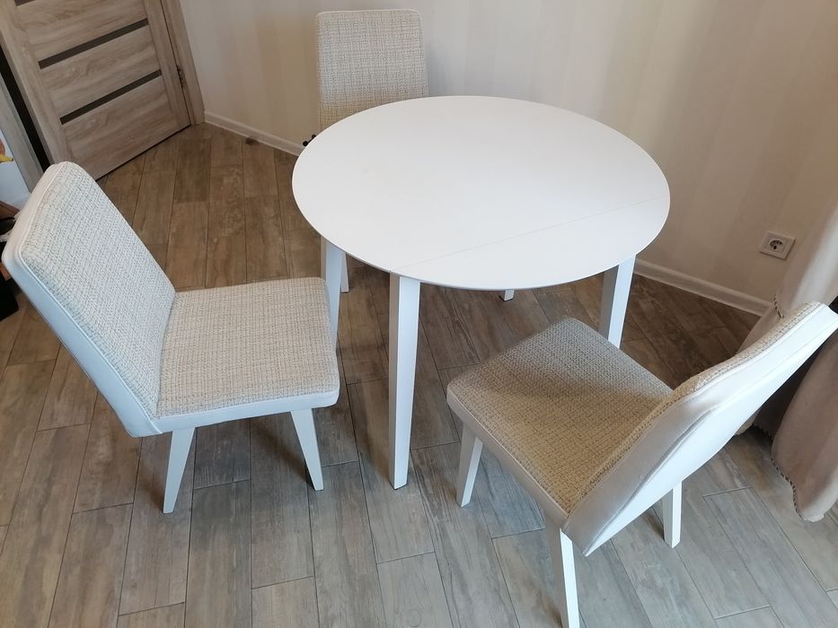 кухонний стіл зі стільцями