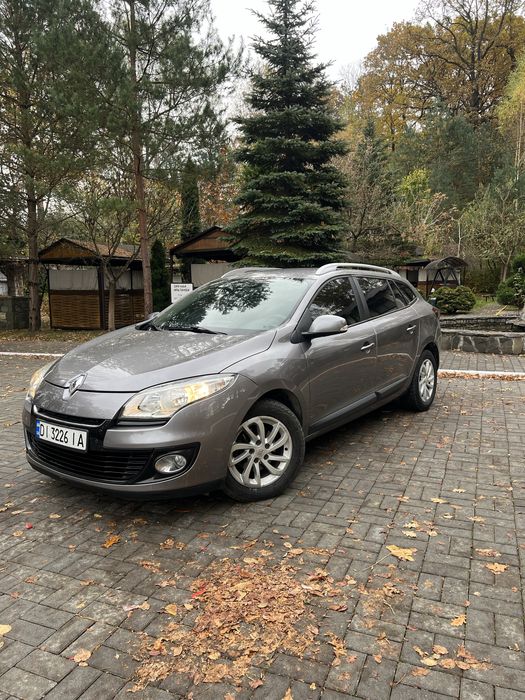Продаю свій надійний Renault Megane універсал, 2013 року випуску.
Двигун — 1.5 дизель (економний і витривалий), АКПП.
Пробіг — 273 000 км (оригінальний).

Основна інформація:
	•	Машина в гарному технічному стані, регулярно обслуговувалася;
	•	Мотор, коробка, ходова — без зауважень;
	•	Кузов без гнилі, охайний салон;
	•	Клімат-контроль, круїз, парктронік, електропакет;
	•	Витрата пального — 4.5–5.5л / 100 км;

Машина щодня на ходу, вкладень не потребує — сідай і їдь.
Документи в порядку, переоформлення без проблем.