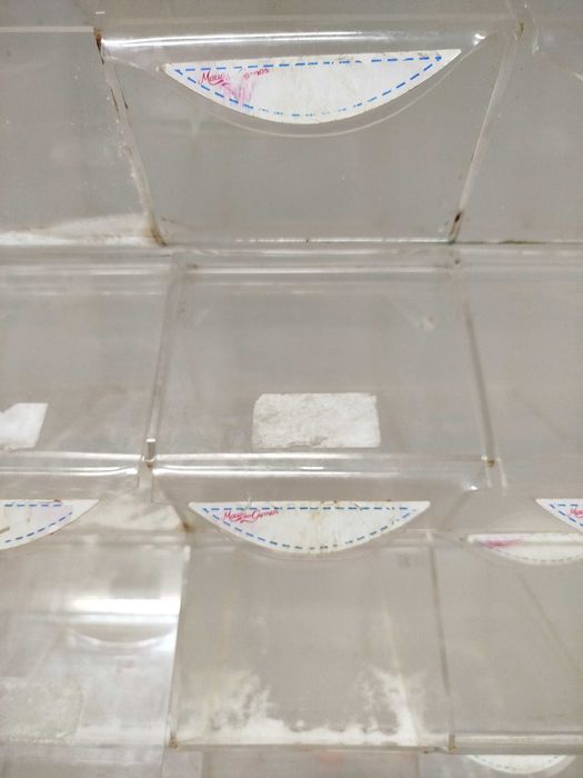 Prateleira com 9 caixas de acrílico para gomas ,etc cada uma 50€